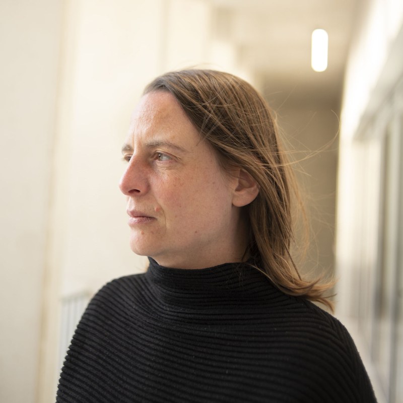 Portrait de Marina Caudron, de profil dans un couloir