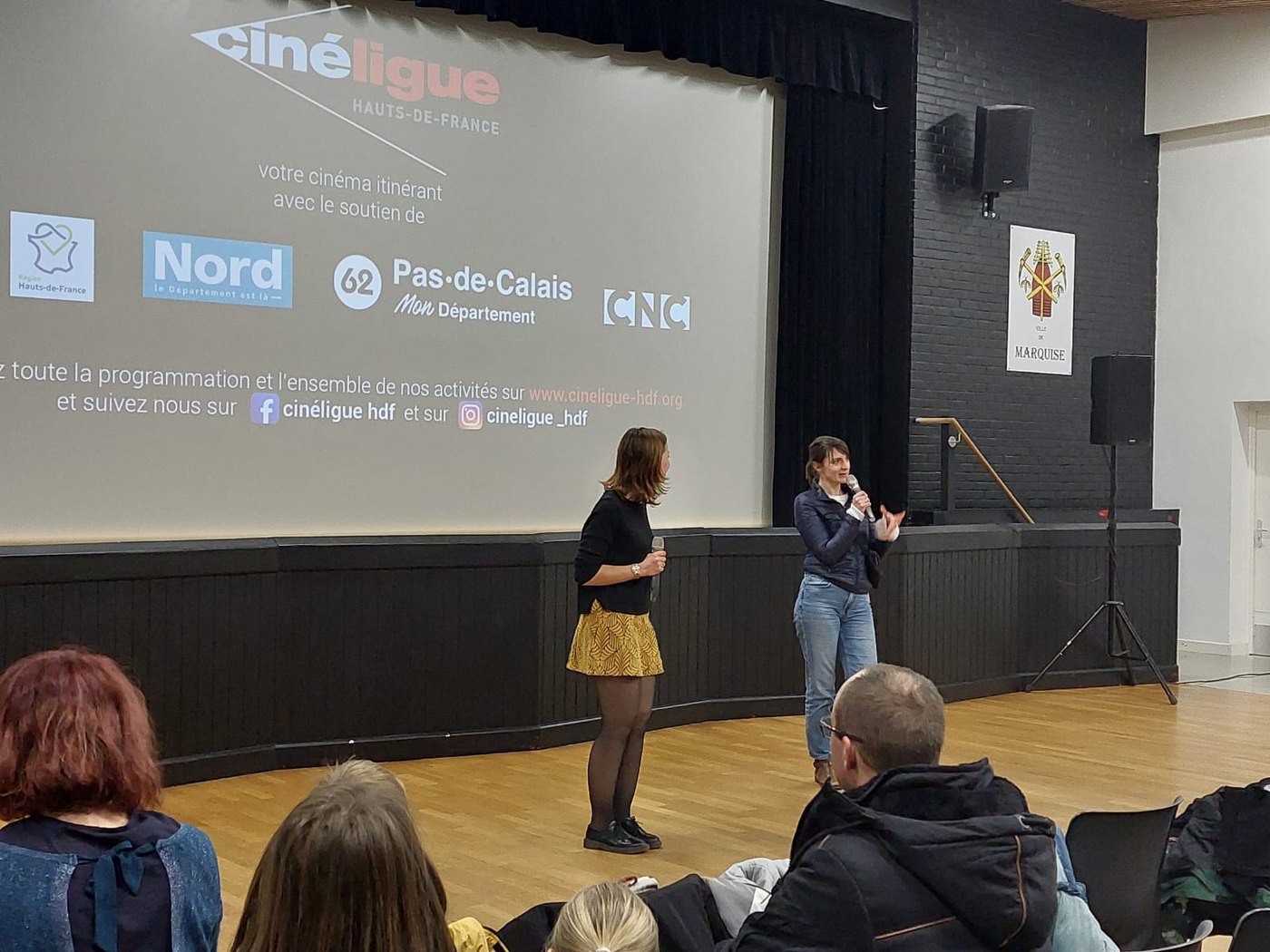Échange entre l'équipe de Bis'Arts et des élèves pendant une rencontre métiers